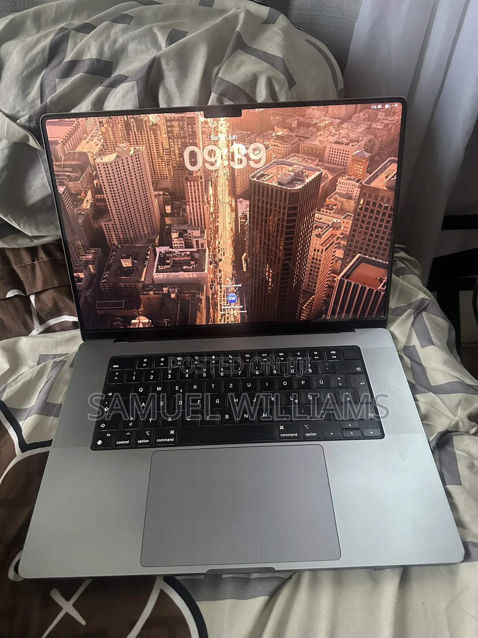 Laptop Apple MacBook Pro 2021 M1 16GB Apple M1 Pro SSD 512GB