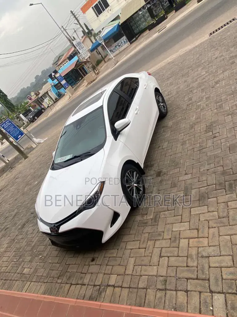 Toyota Corolla XLE (1.8L 4cyl 2A) 2018 White