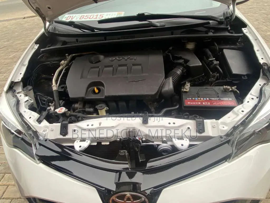 Toyota Corolla XLE (1.8L 4cyl 2A) 2018 White