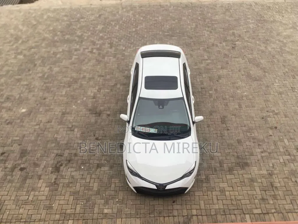 Toyota Corolla XLE (1.8L 4cyl 2A) 2018 White