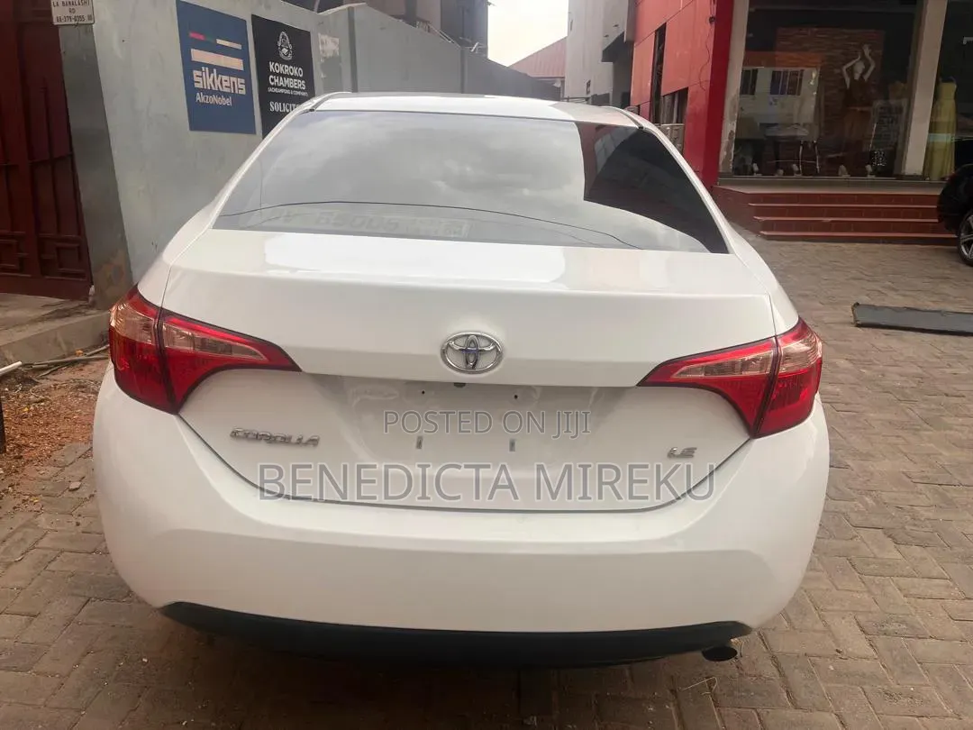 Toyota Corolla XLE (1.8L 4cyl 2A) 2018 White