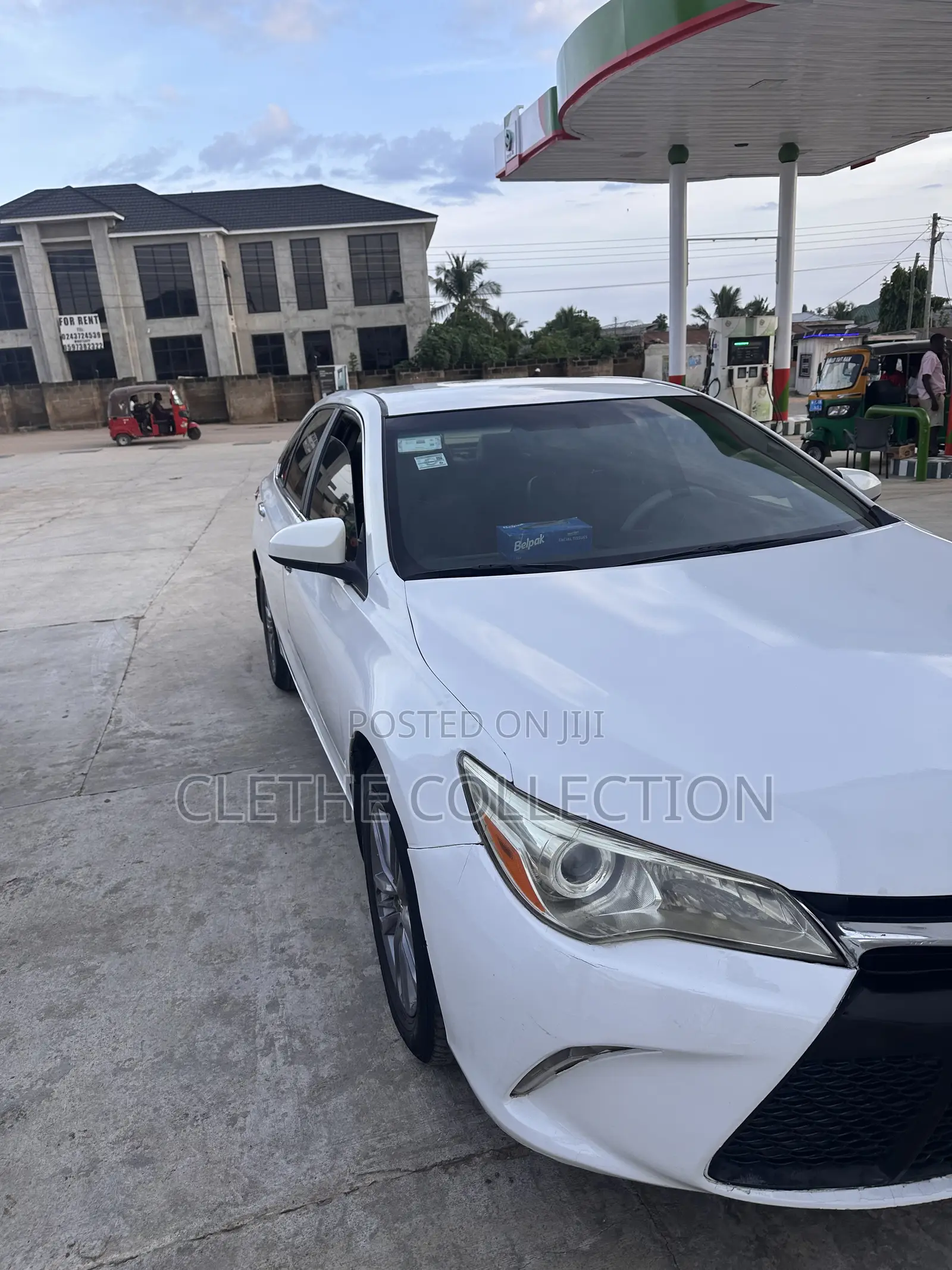 Toyota Camry SE 4dr Sedan (2.5L 4cyl 6A) 2015 White