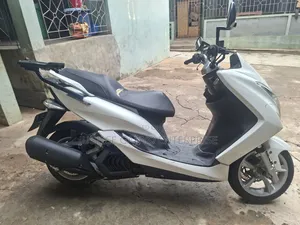 Yamaha Majesty 2022 White