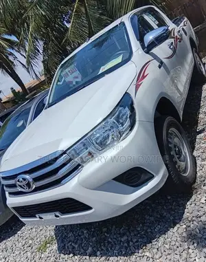 Toyota Hilux 2025 White