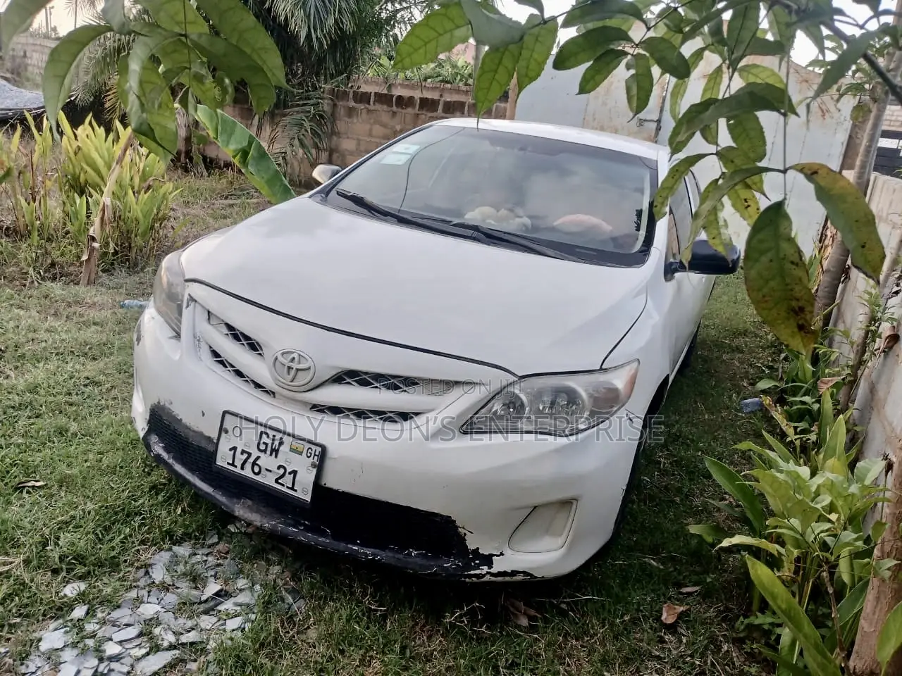 Toyota Corolla LE 4dr Sedan (1.8L 4cyl 4A) 2013 White