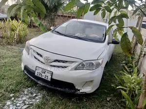 Toyota Corolla LE 4dr Sedan (1.8L 4cyl 4A) 2013 White