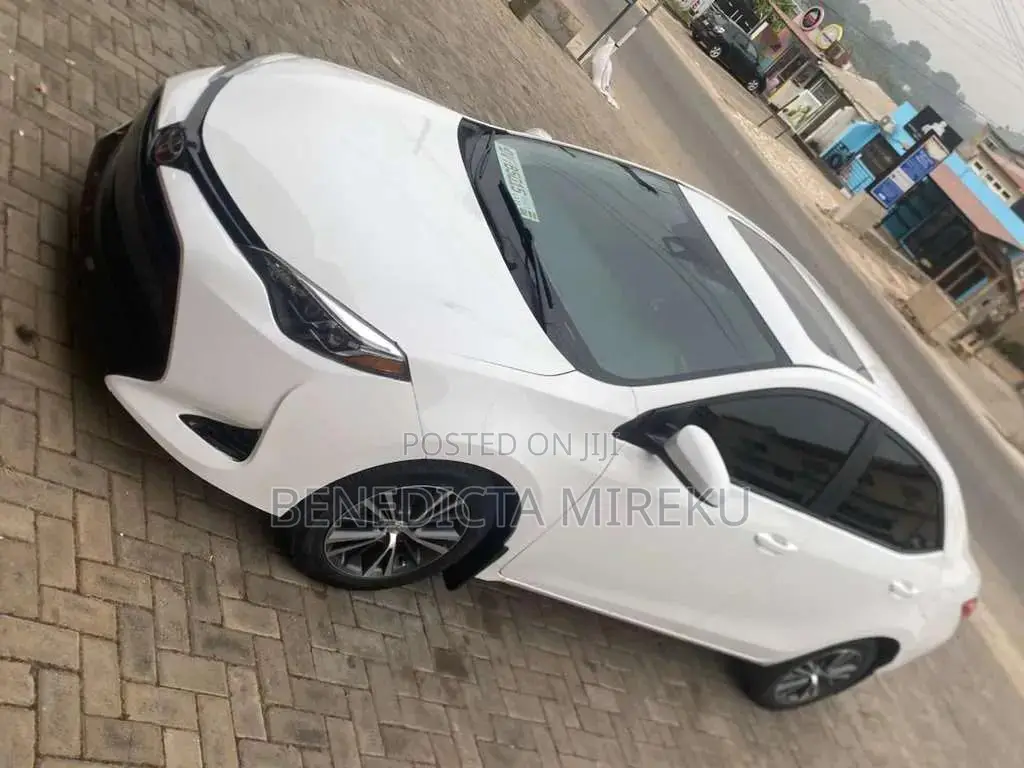 Toyota Corolla XLE (1.8L 4cyl 2A) 2018 White