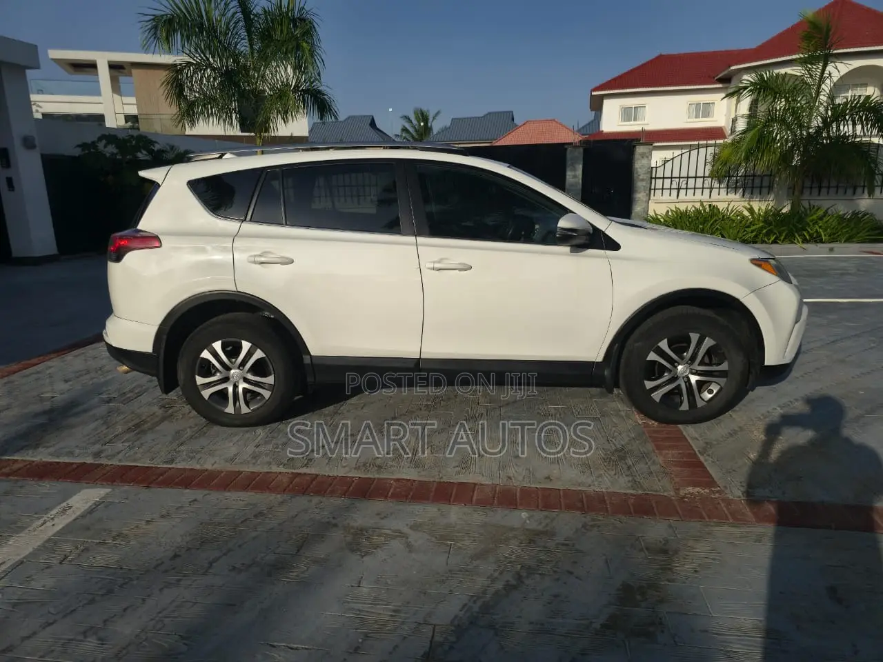 Toyota RAV4 LE AWD (2.5L 4cyl 6A) 2017 White