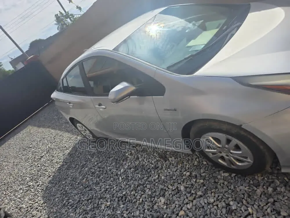 Toyota Prius 4dr Hatchback (1.8L 4cyl gas/electric hybrid CVT) 2016