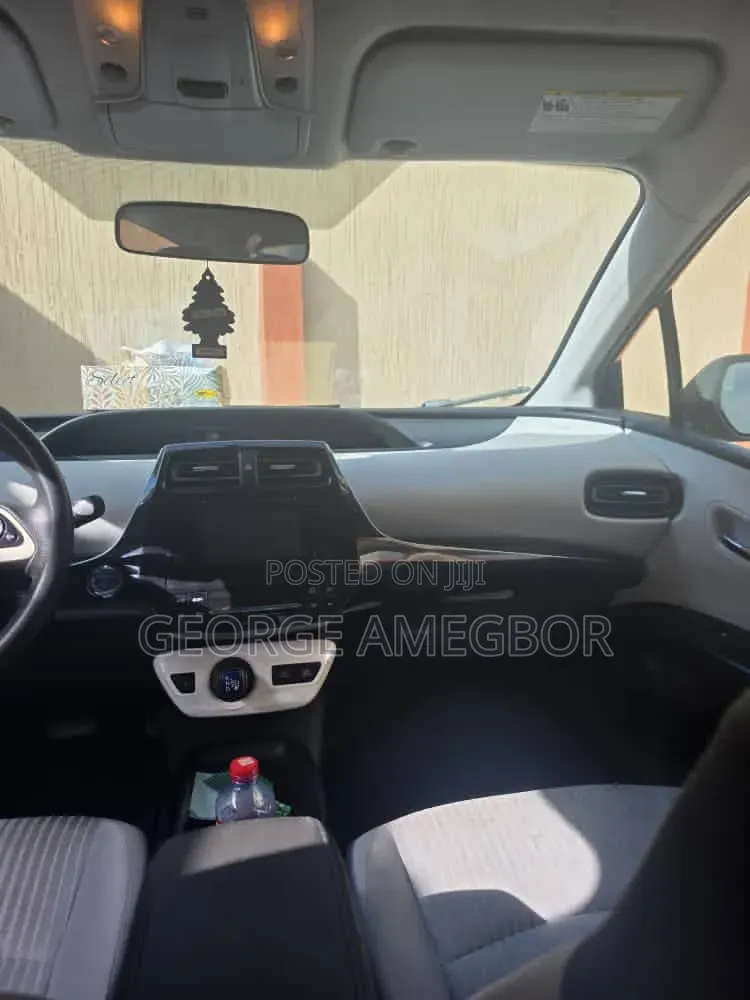 Toyota Prius 4dr Hatchback (1.8L 4cyl gas/electric hybrid CVT) 2016