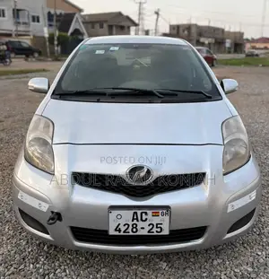 Toyota Vitz 2010 Silver