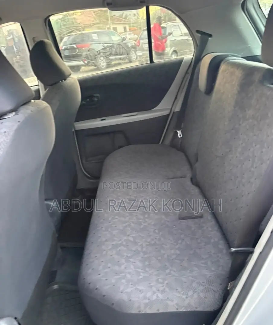 Toyota Vitz 2010 Silver