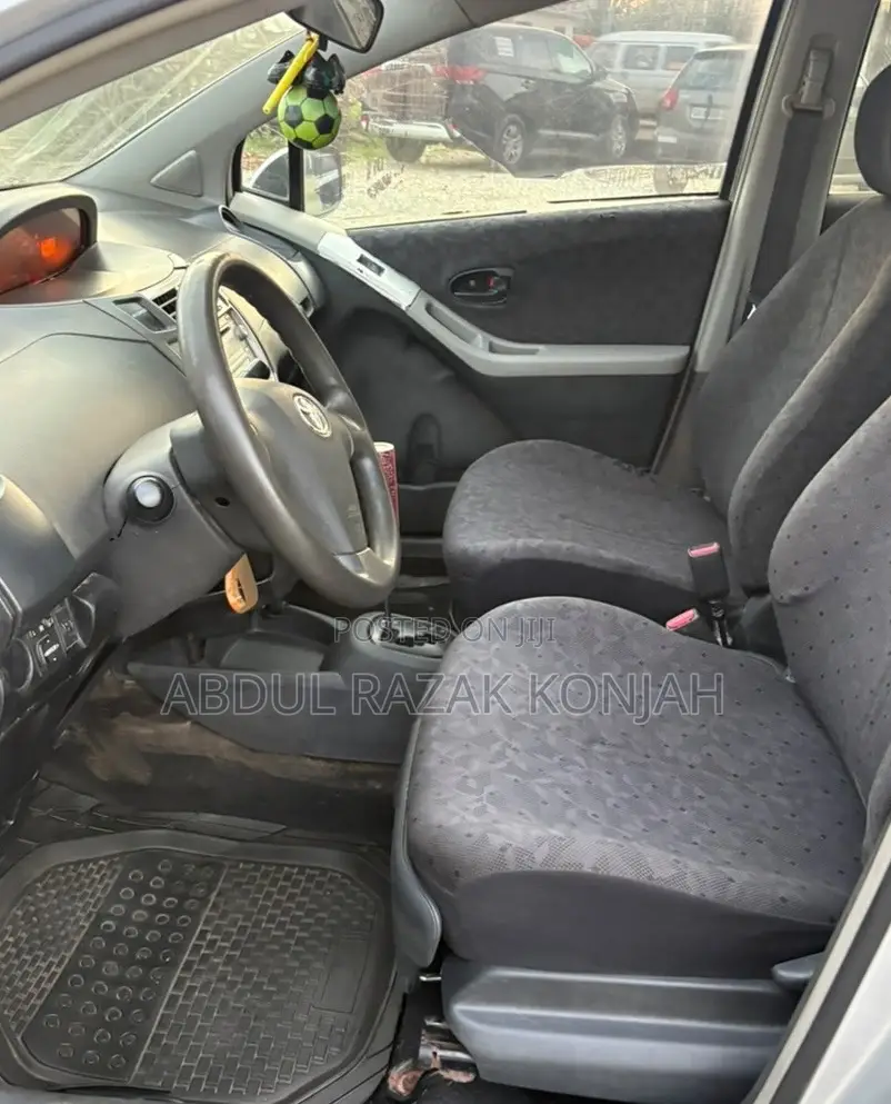 Toyota Vitz 2010 Silver