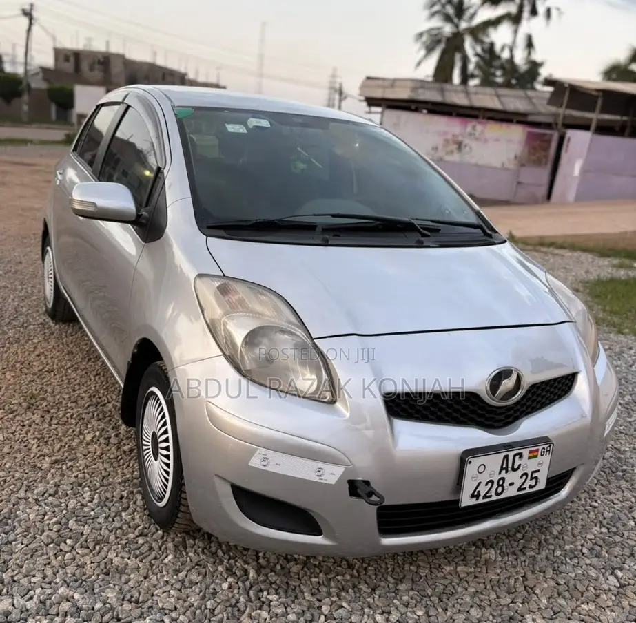 Toyota Vitz 2010 Silver
