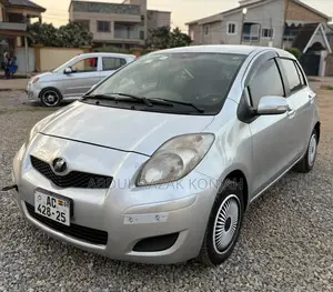 Toyota Vitz 2010 Silver