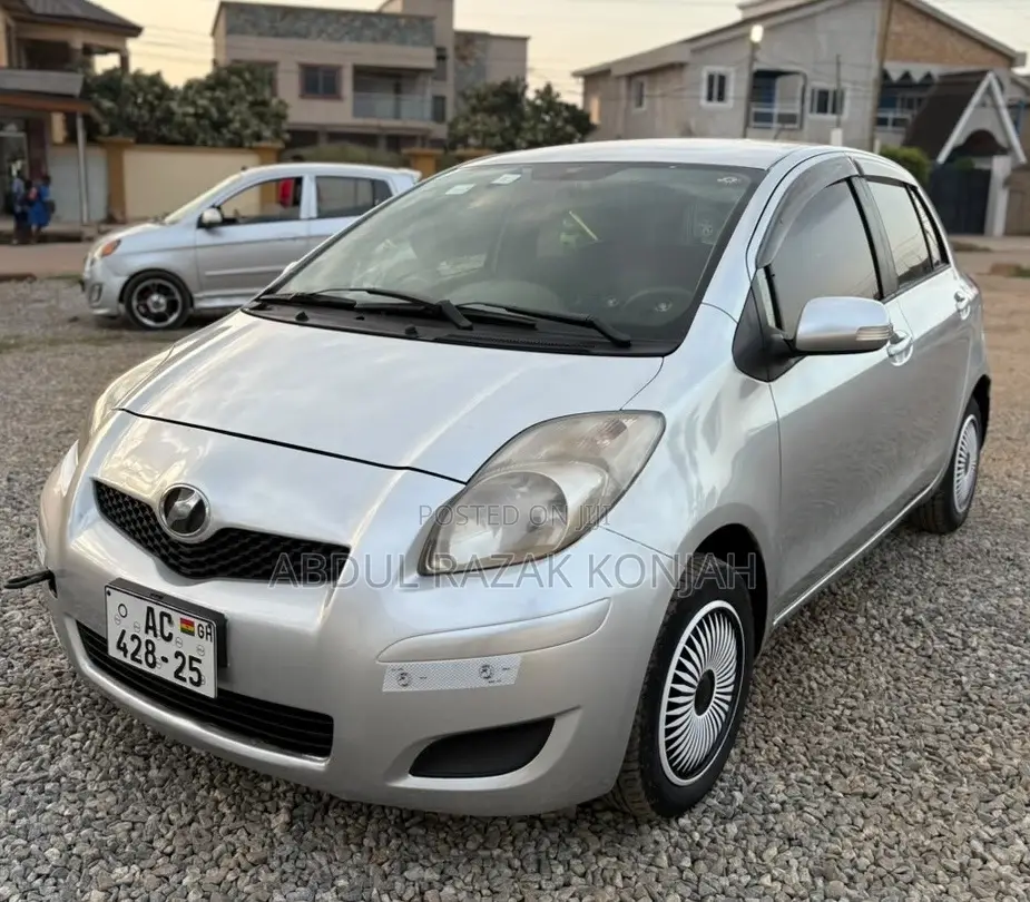 Toyota Vitz 2010 Silver