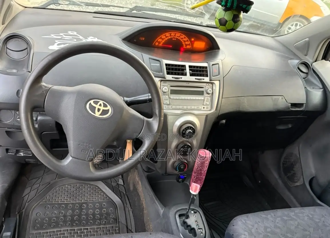 Toyota Vitz 2010 Silver