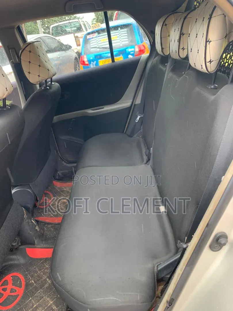 Toyota Yaris 2012 Silver