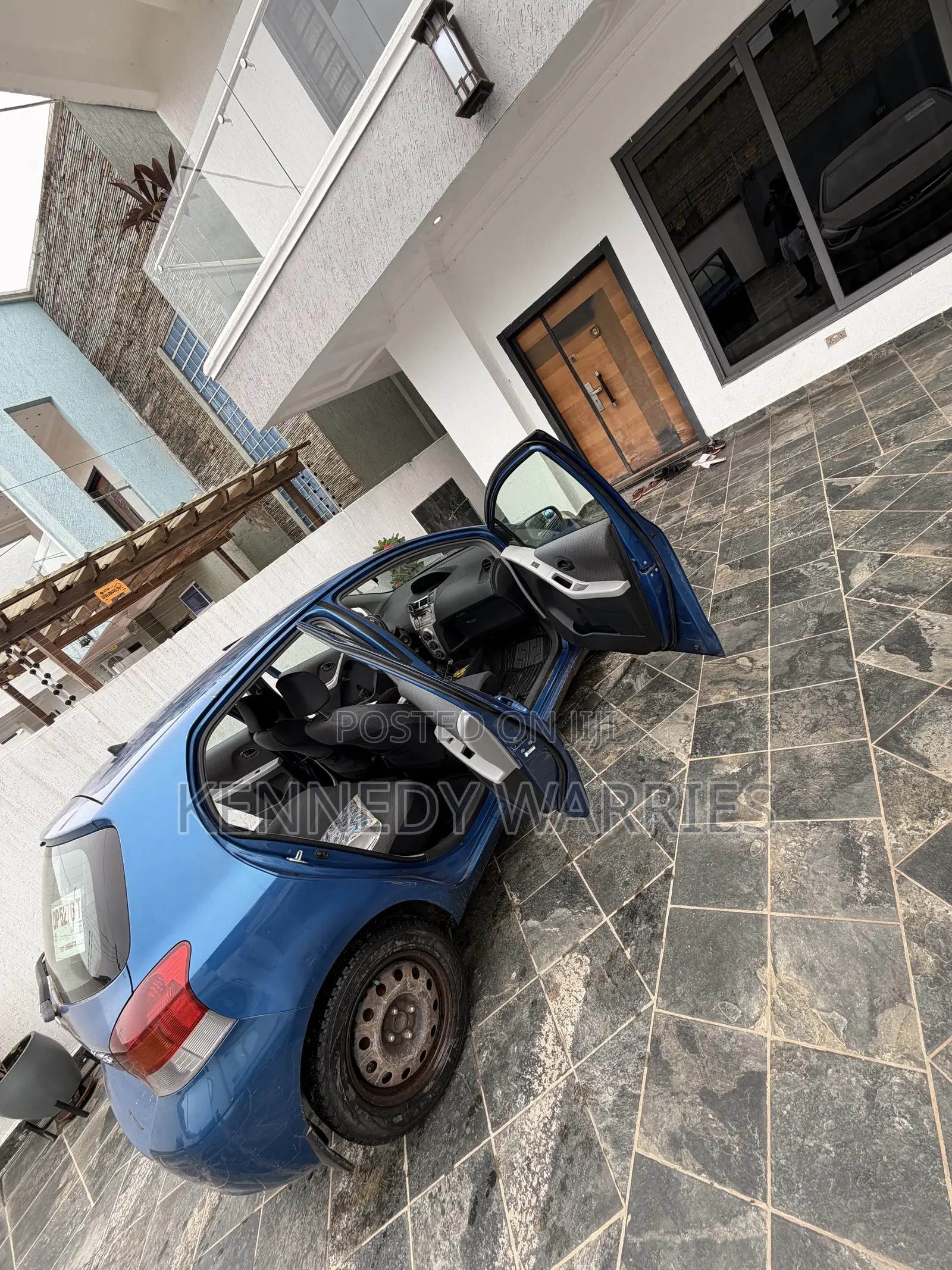 Toyota Yaris Base Sedan 4dr 2011 Blue