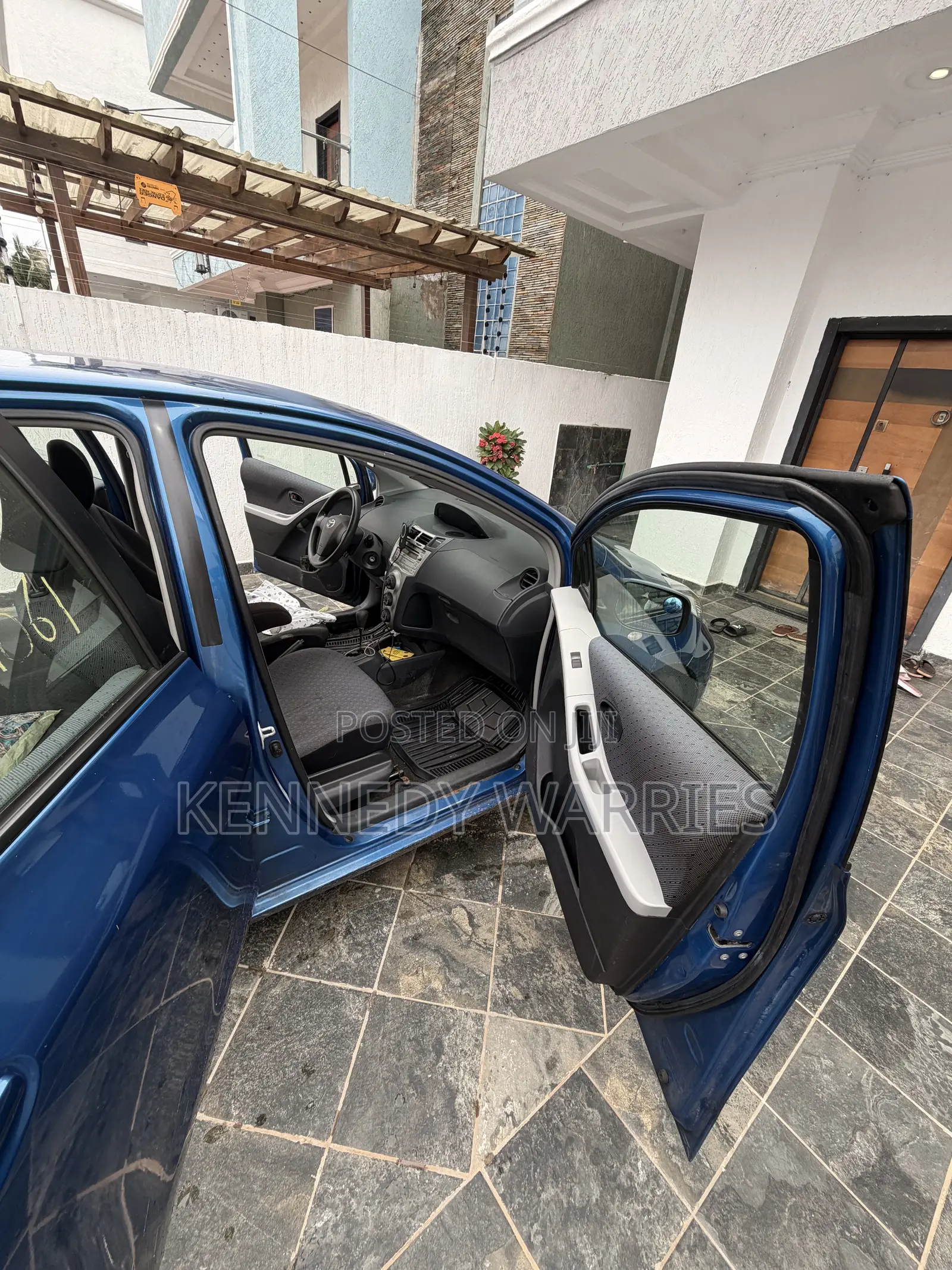 Toyota Yaris Base Sedan 4dr 2011 Blue