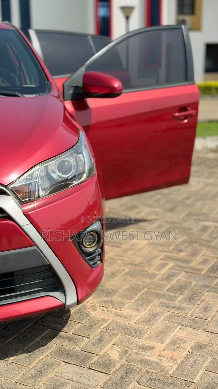 Toyota Yaris L Hatchback 5dr 2015 Red