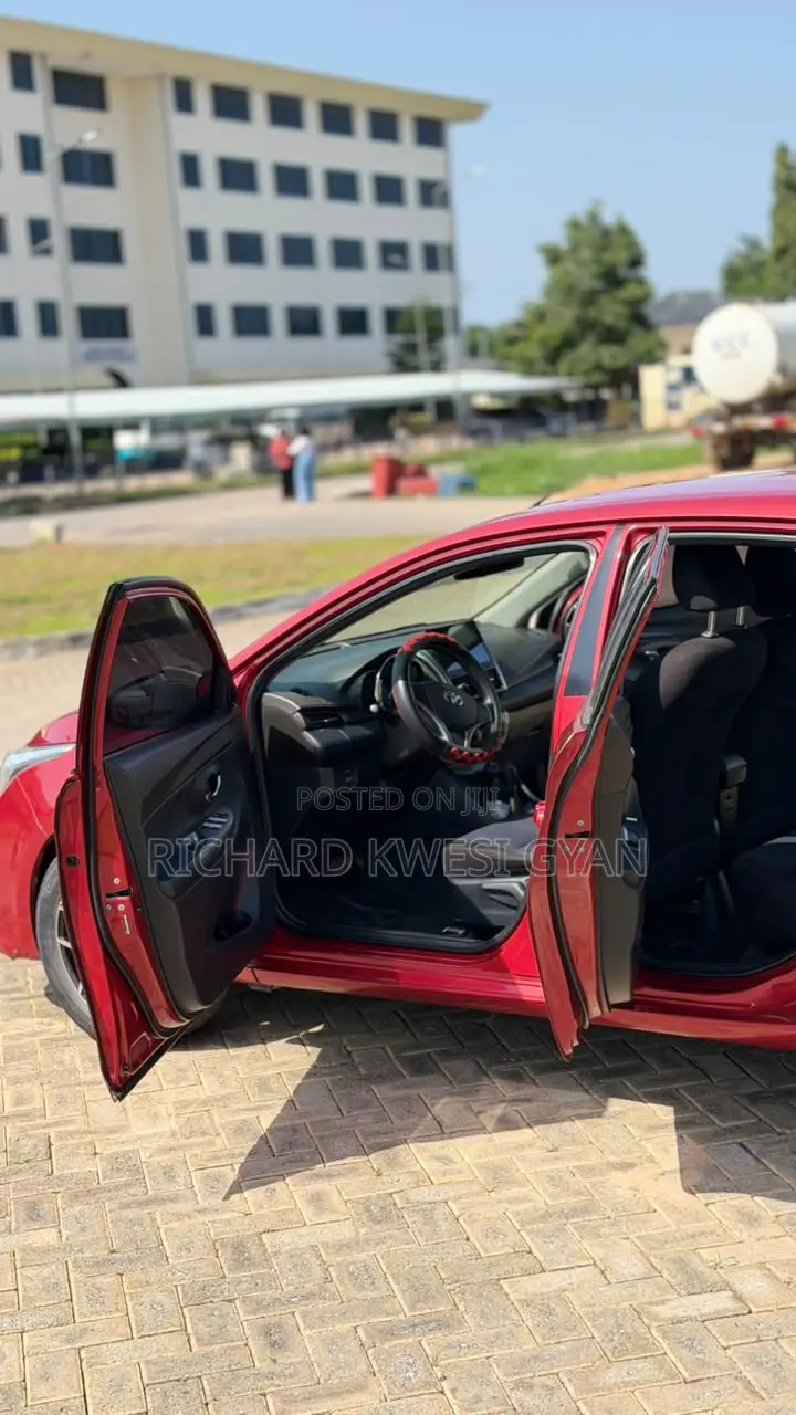 Toyota Yaris L Hatchback 5dr 2015 Red