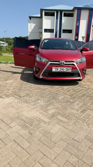 Toyota Yaris L Hatchback 5dr 2015 Red