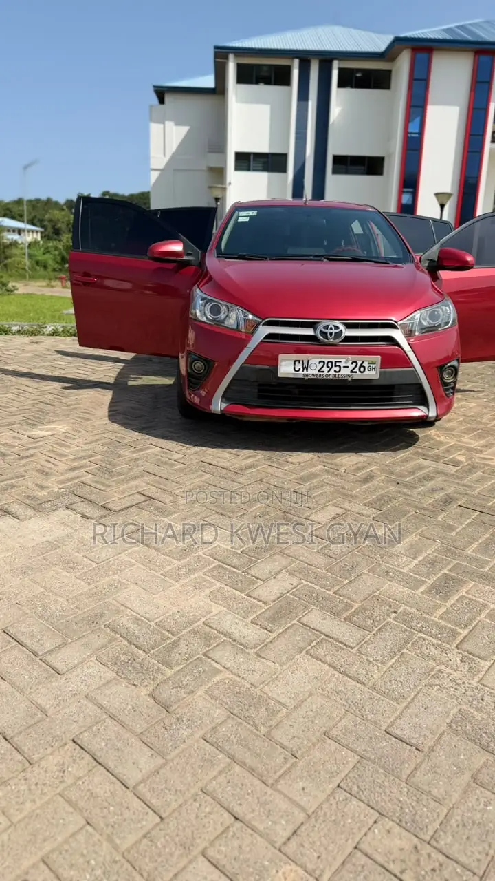 Toyota Yaris L Hatchback 5dr 2015 Red
