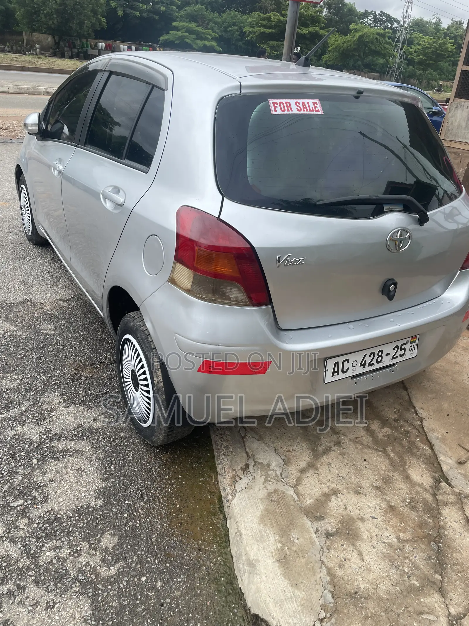 Toyota Vitz 2010 Silver