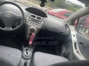 Toyota Vitz 2010 Silver