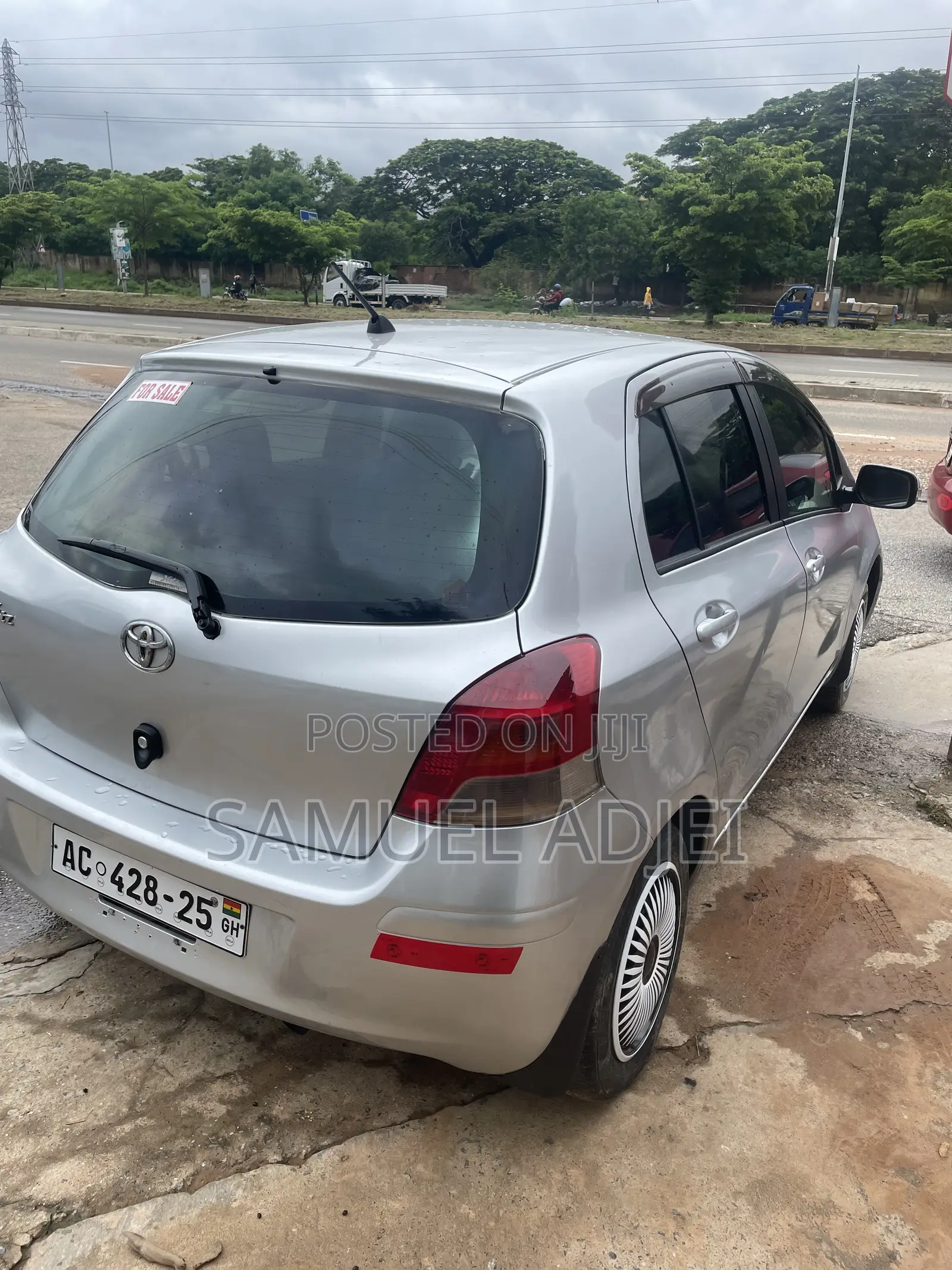Toyota Vitz 2010 Silver