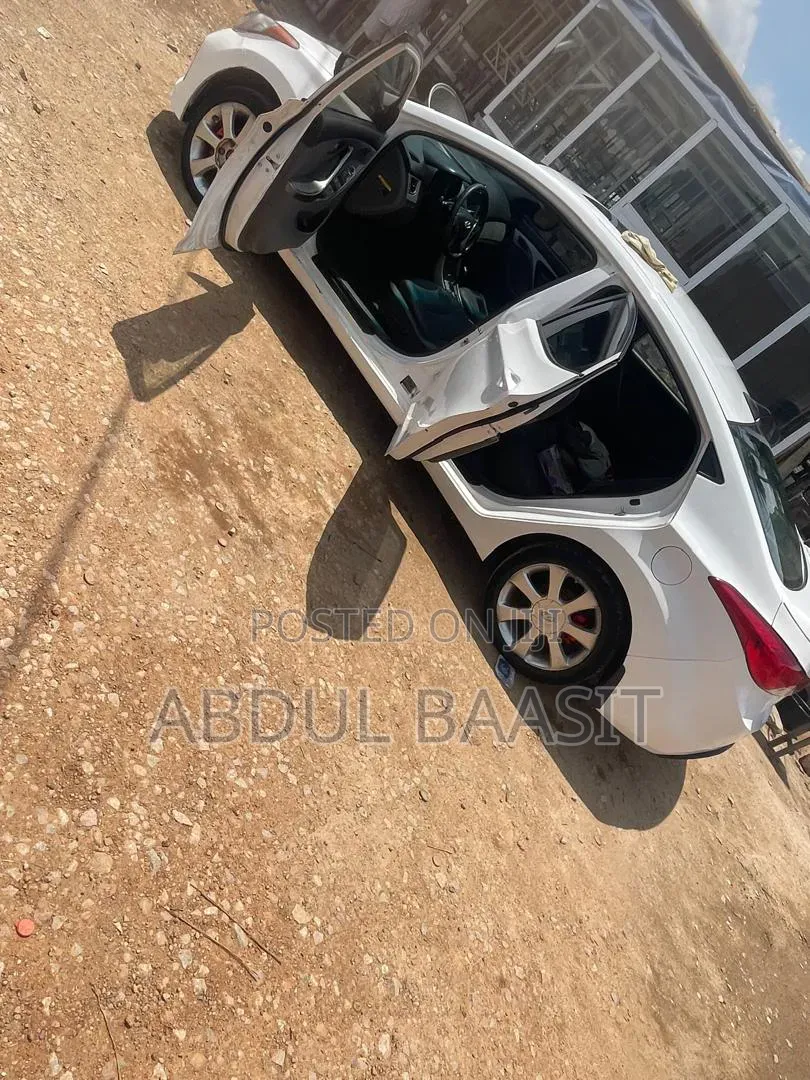 Hyundai Elantra Limited Sedan FWD (1.8L 4cyl 6A) 2013 White