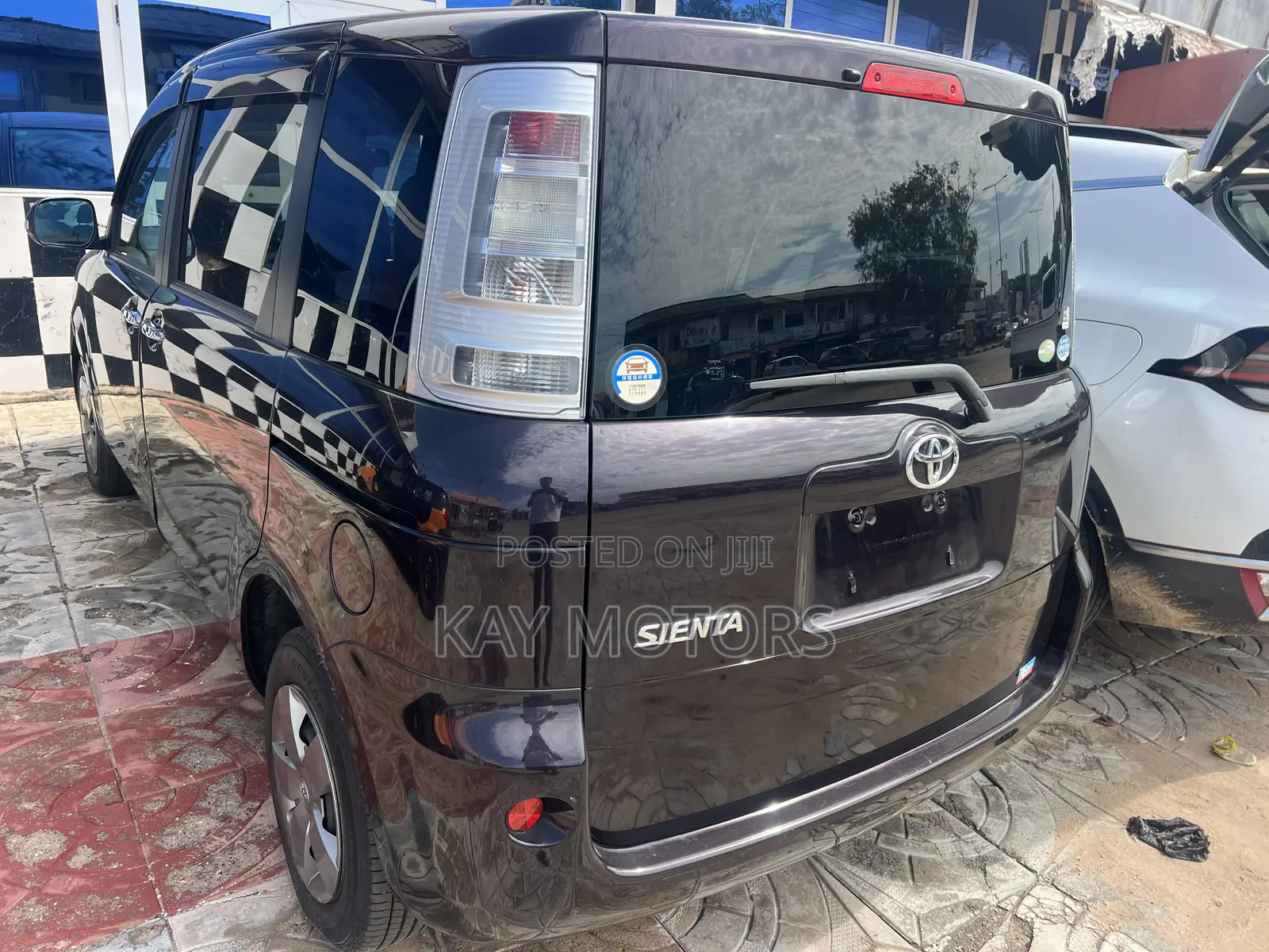 Toyota Sienta 1.5 AWD 2012 Burgundy