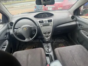 Toyota Yaris Base Hatchback 5dr 2010 Red