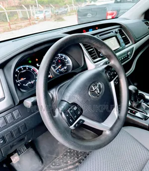Toyota Highlander LE 2019 White