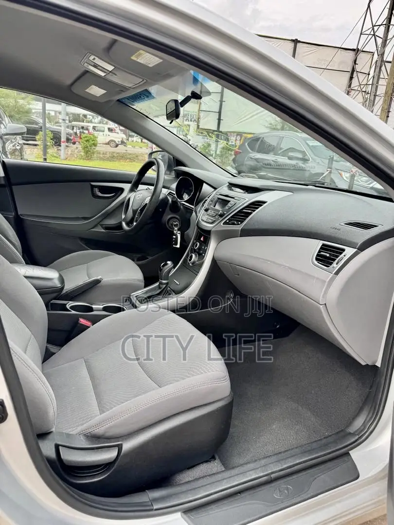 Hyundai Elantra SE 4dr Sedan (1.8L 4cyl 6M) 2014 Silver
