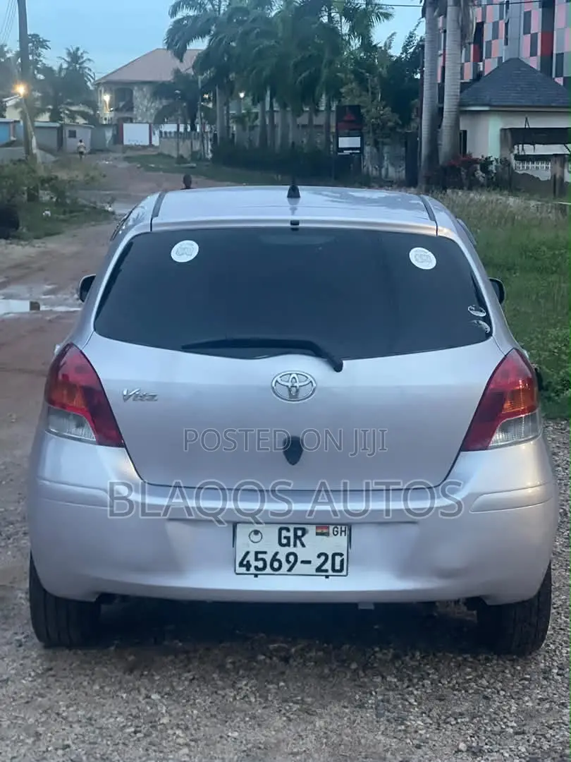 Toyota Vitz 2010 Silver