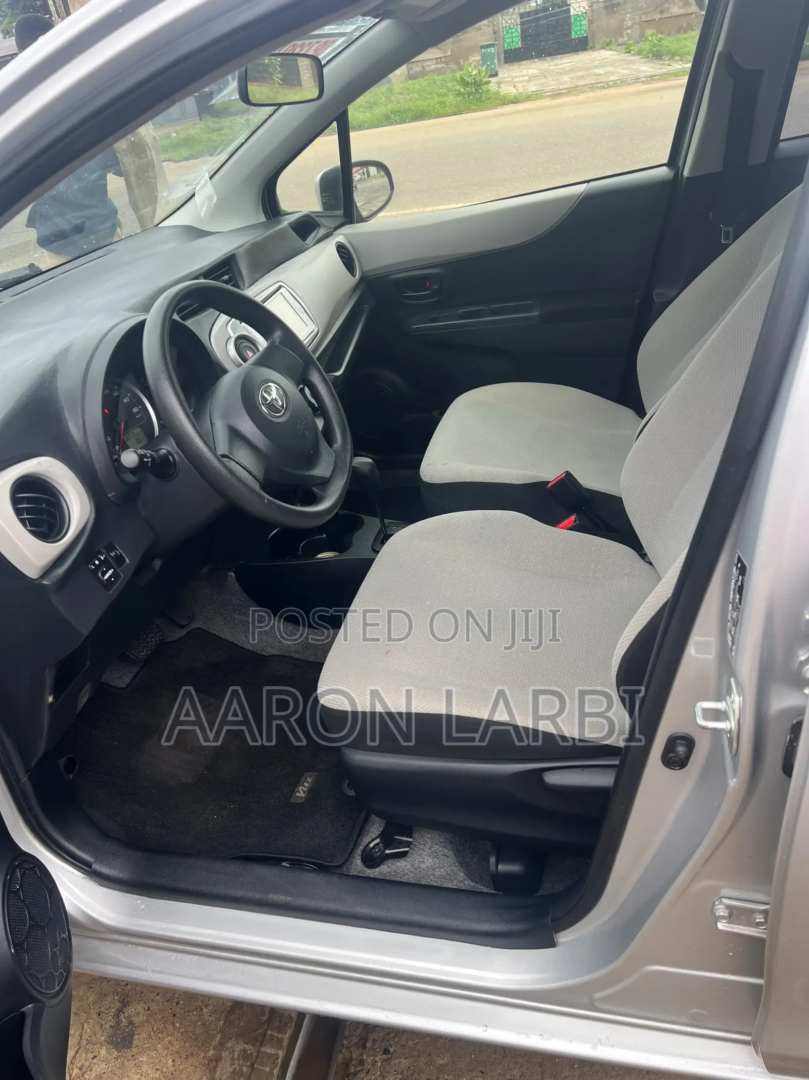 Toyota Vitz 1.0 FWD 3dr 2013 Gray