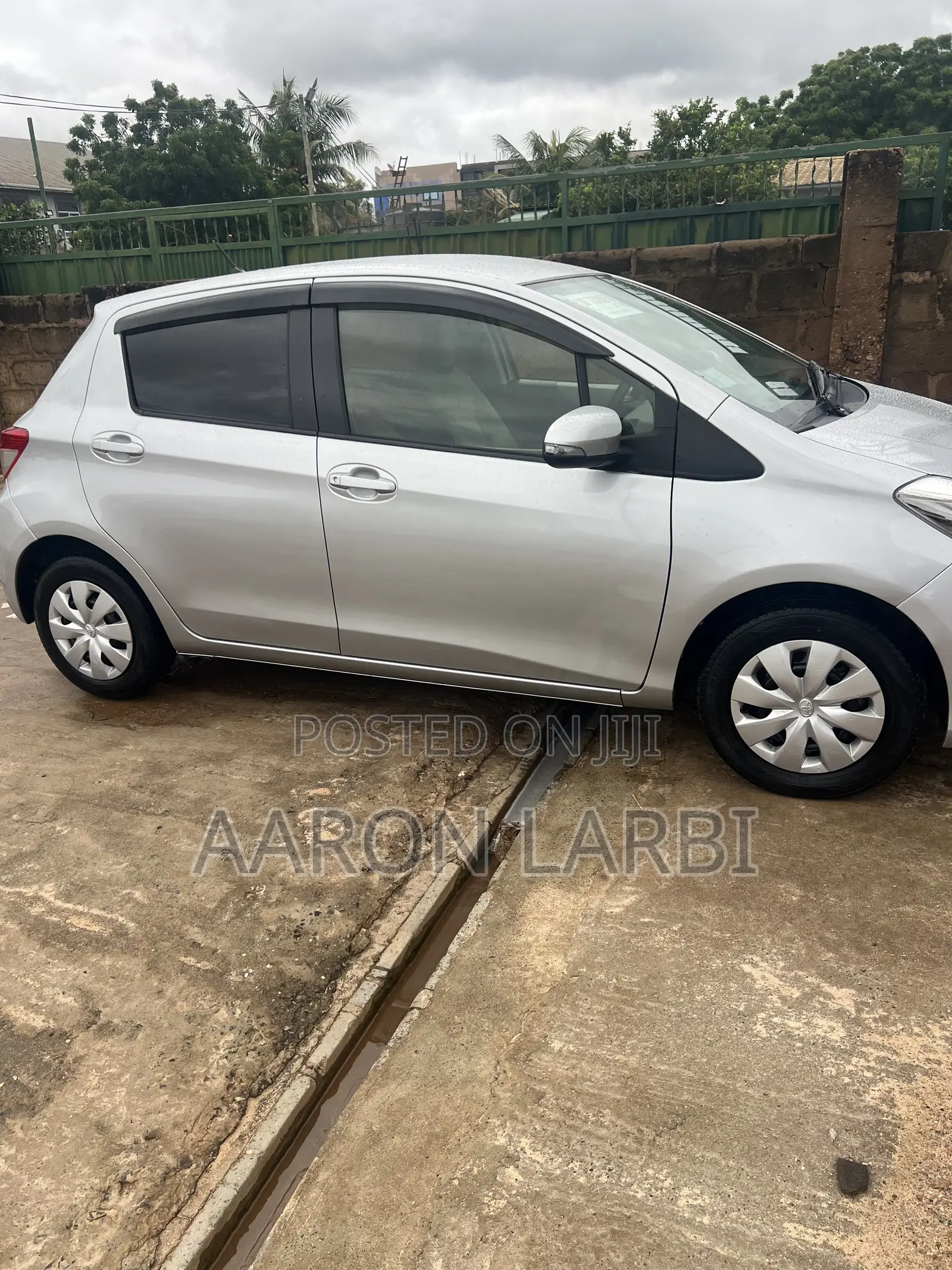 Toyota Vitz 1.0 FWD 3dr 2013 Gray