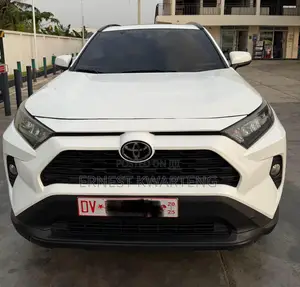 Toyota RAV4 XLE 2021 White