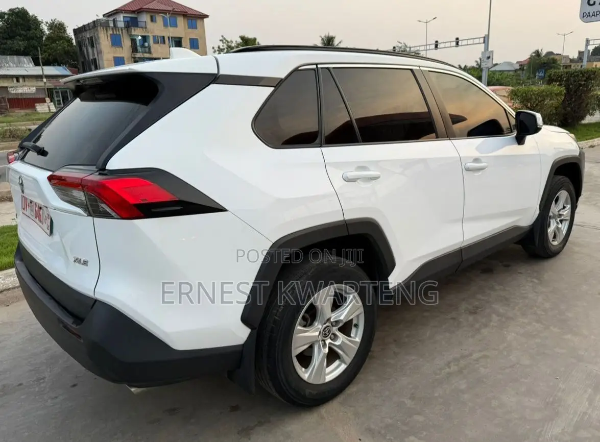 Toyota RAV4 XLE 2021 White