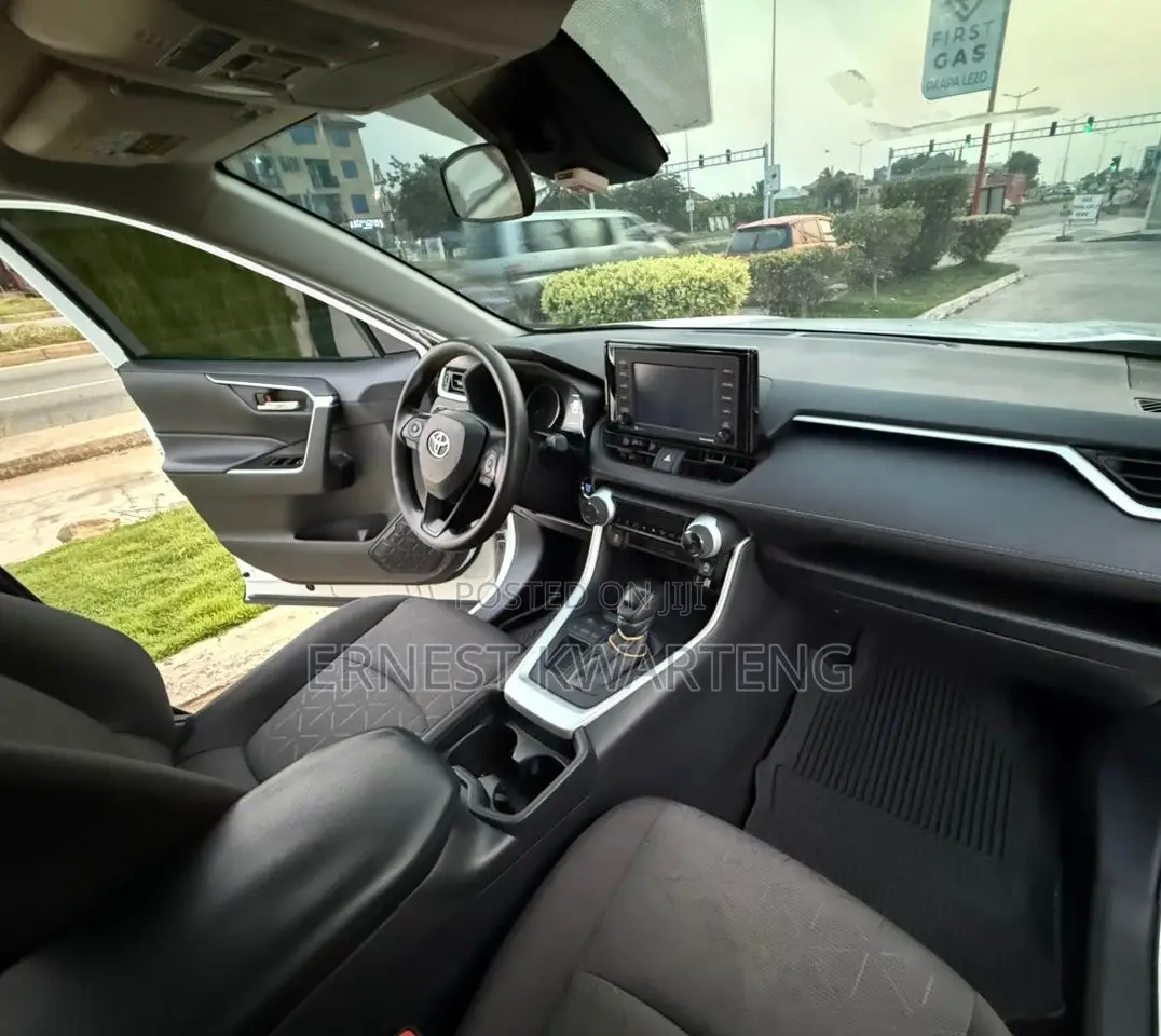 Toyota RAV4 XLE 2021 White