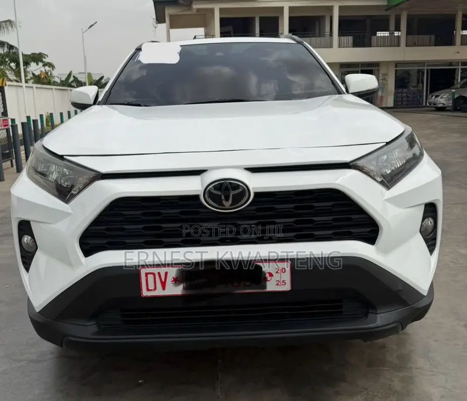 Toyota RAV4 XLE 2021 White