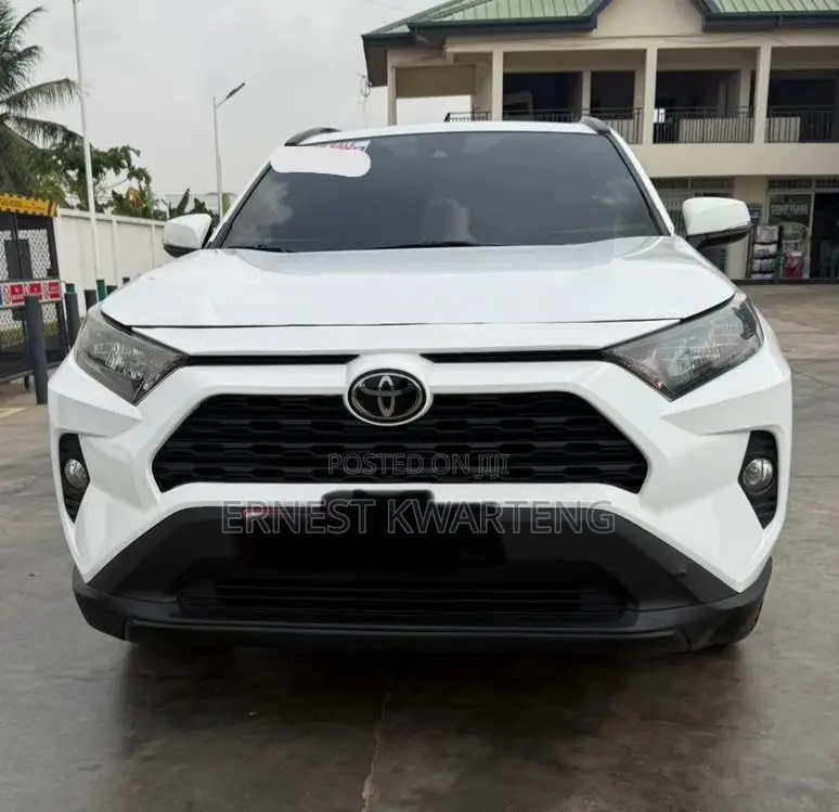 Toyota RAV4 XLE 2021 White
