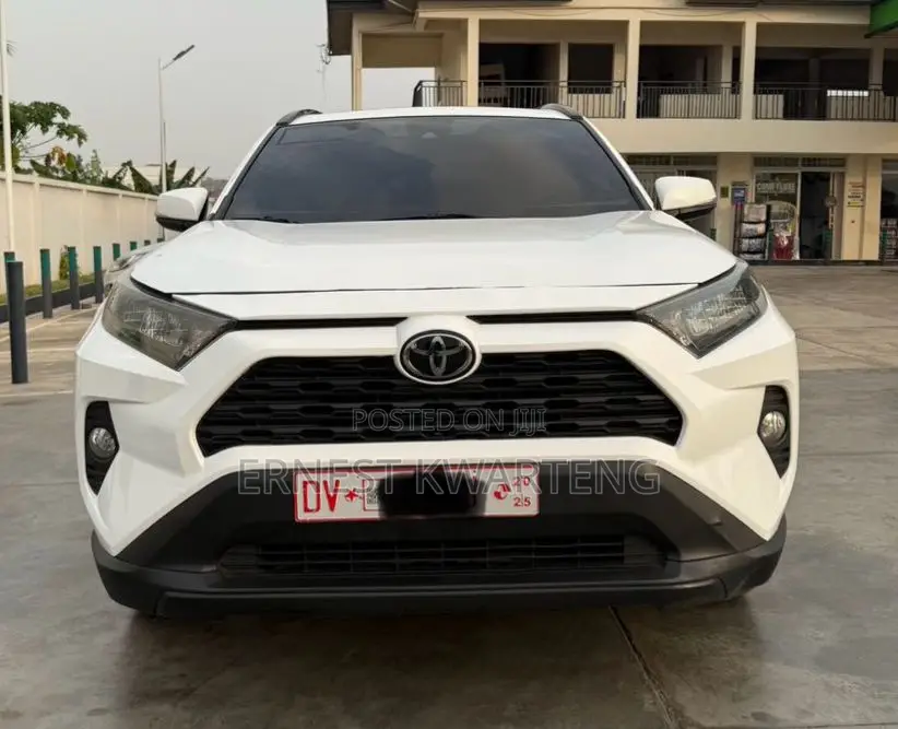 Toyota RAV4 XLE 2021 White