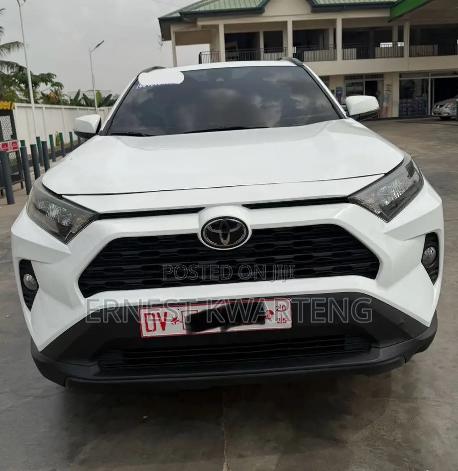 Toyota RAV4 XLE 2021 White