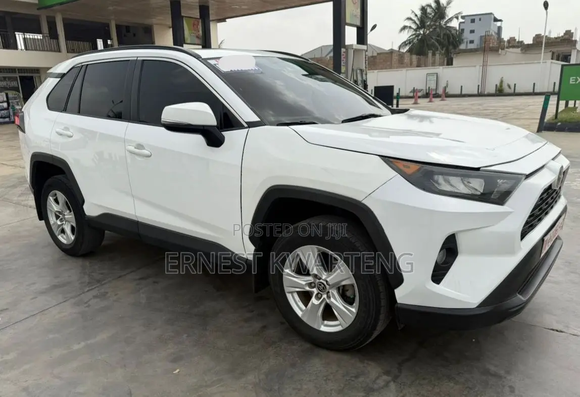 Toyota RAV4 XLE 2021 White