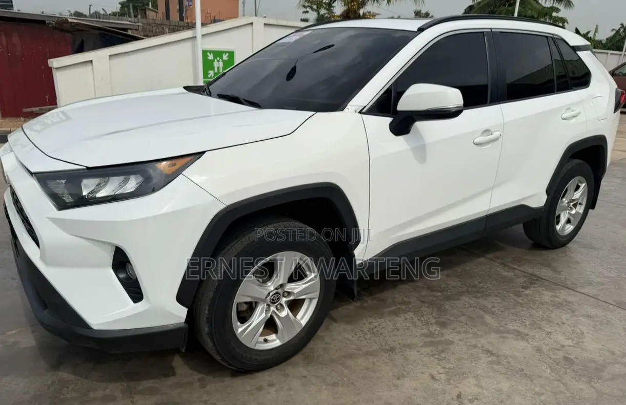 Toyota RAV4 XLE 2021 White
