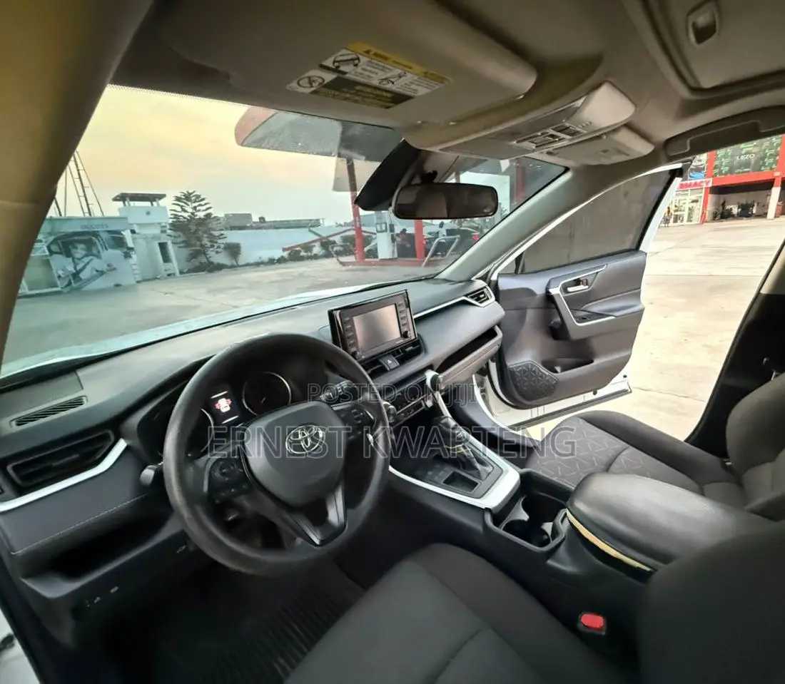 Toyota RAV4 XLE 2021 White