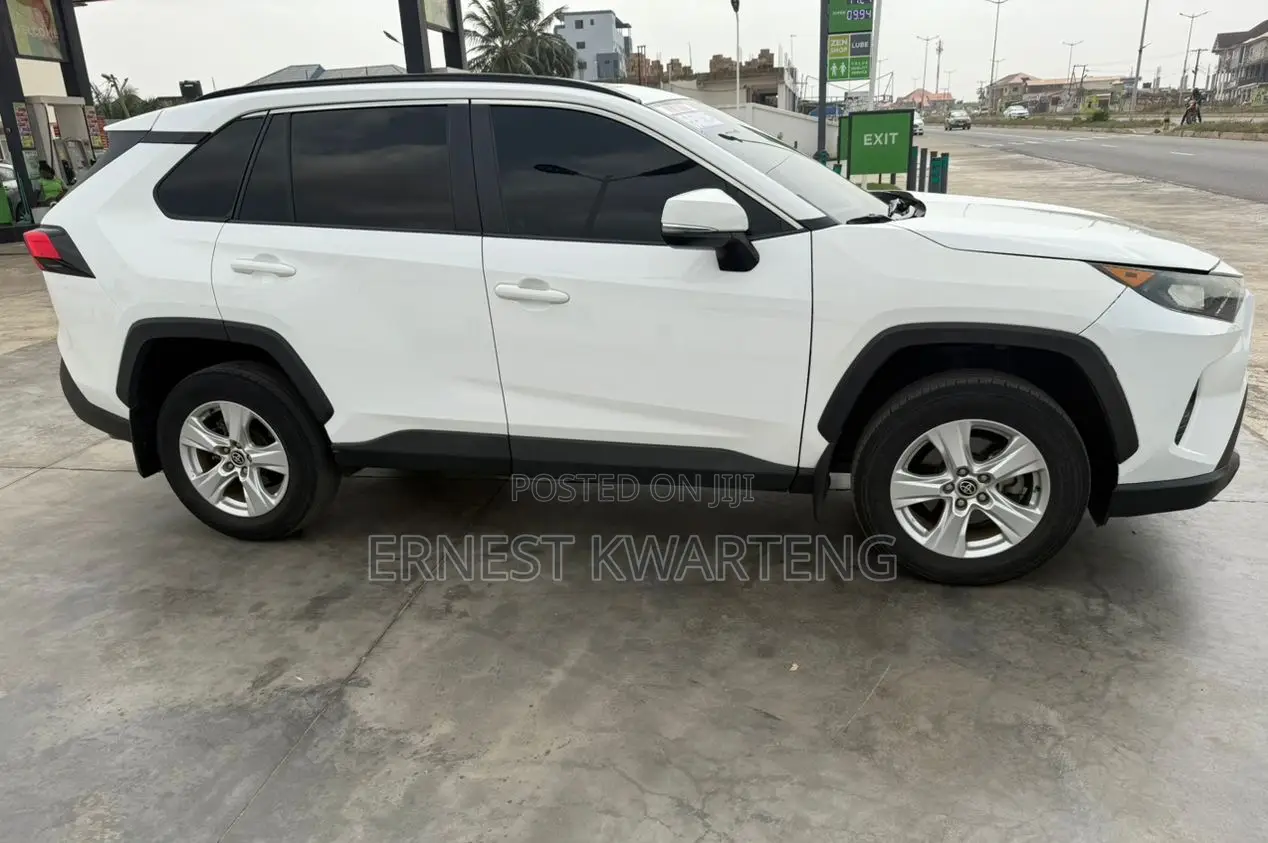 Toyota RAV4 XLE 2021 White